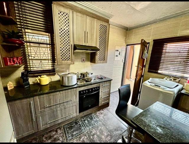 3 BEDROOM HOUSE FOR SALE IN VANDERBIJLPARK CW 2